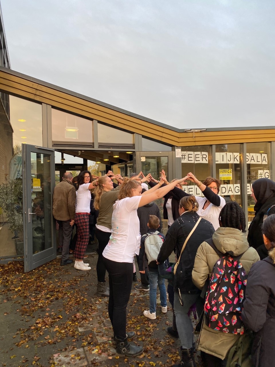 De erehaag van de leerkrachten voor de leerlingen en ouders