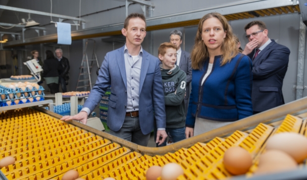 <p>Landbouwminister Carola Schouten bezocht vorig jaar het pluimveebedrijf van Martijn van Veldhuizen (links), wat zich laat typeren als een echt familiebedrijf.</p>
