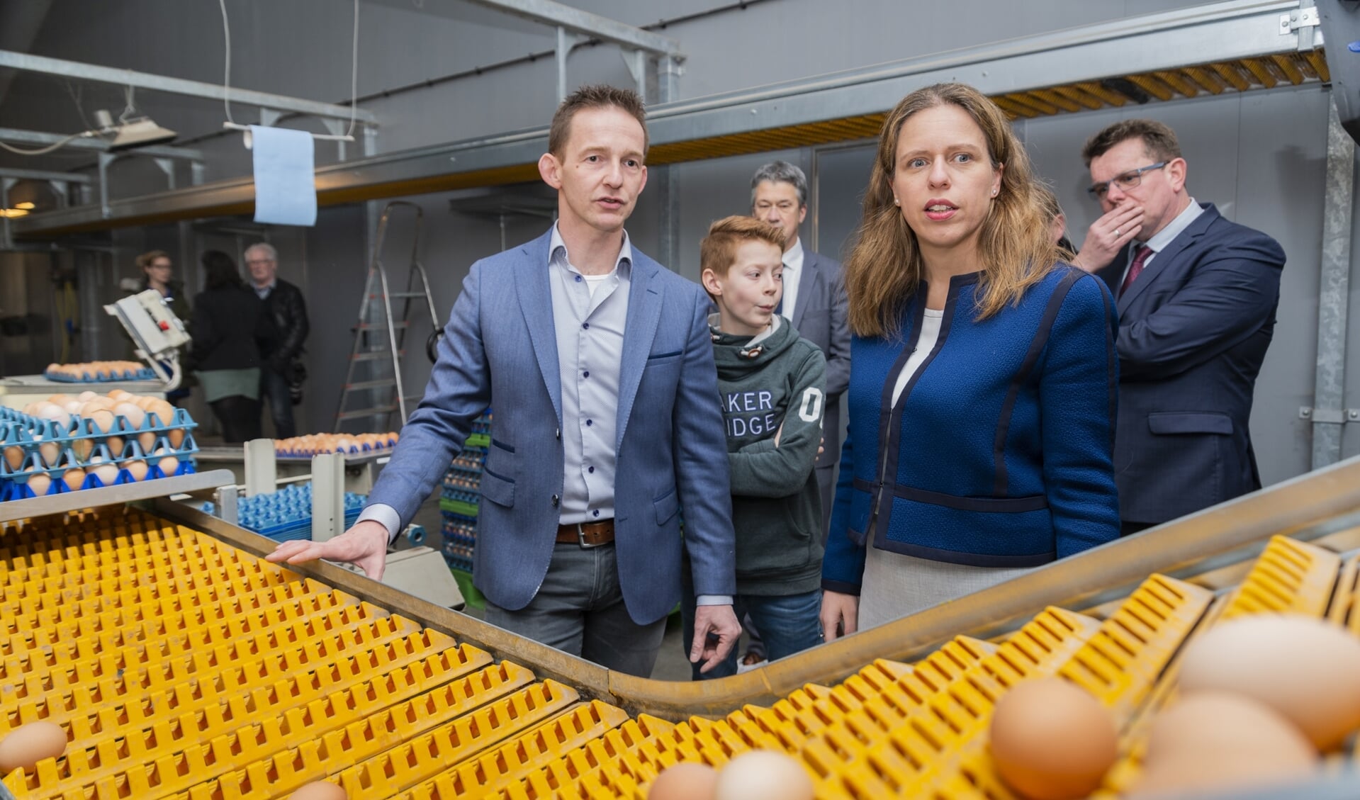 Landbouwminister Carola Schouten bezocht vorig jaar het pluimveebedrijf van Martijn van Veldhuizen (links), wat zich laat typeren als een echt familiebedrijf.