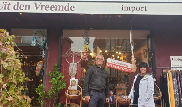 Ad en Anke Koops voor hun winkel.