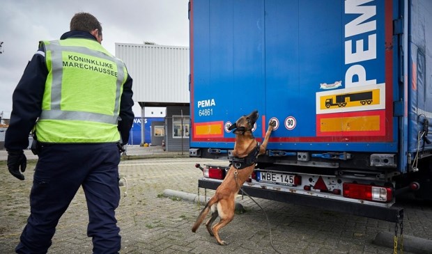 De vrachtwagenchauffeur is aangehouden op verdenking van mensensmokkel.