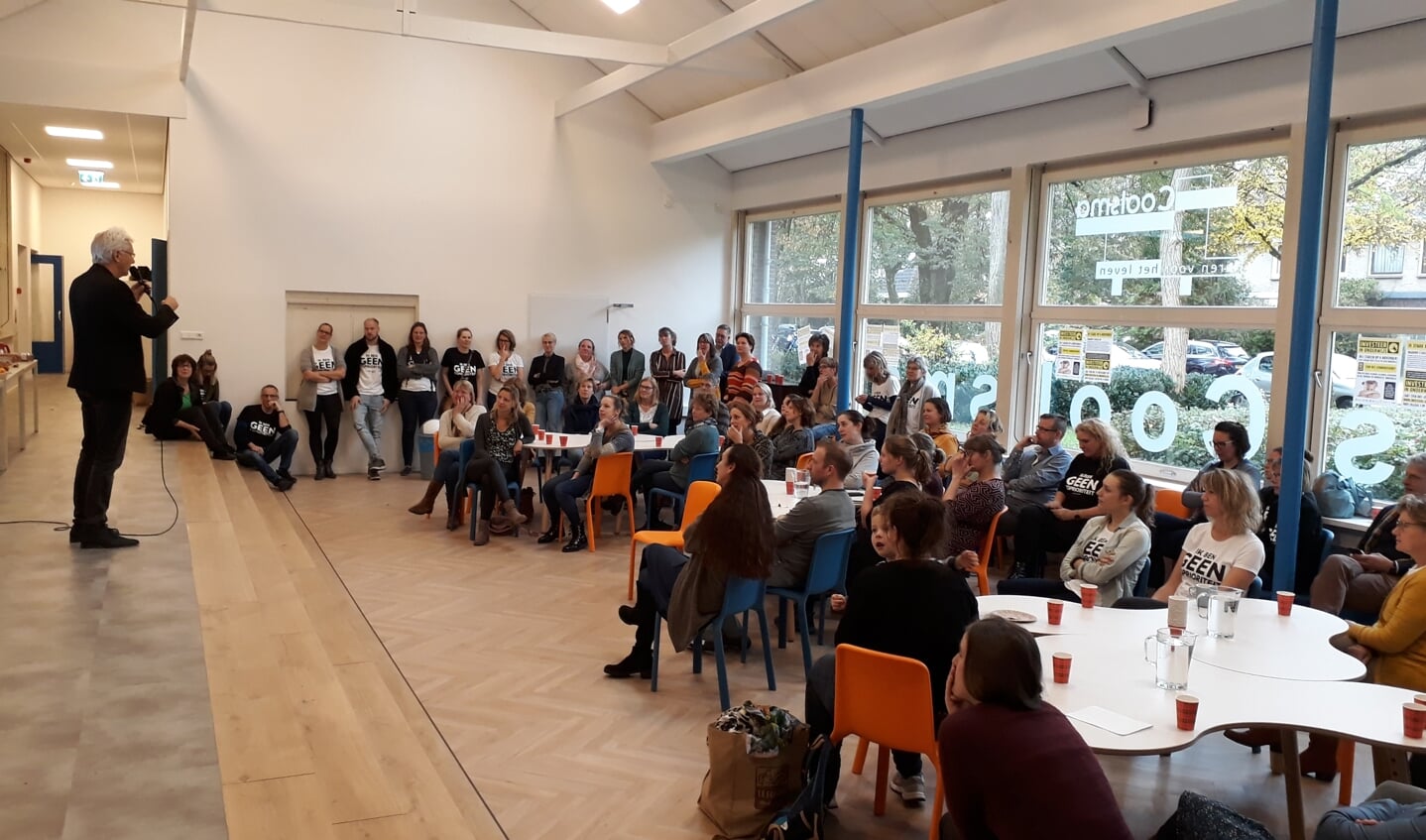 De bijeenkomst van de stakende leerkrachten wordt geopend door Kees-Jan de Swart, directeur van CBS Coolsma