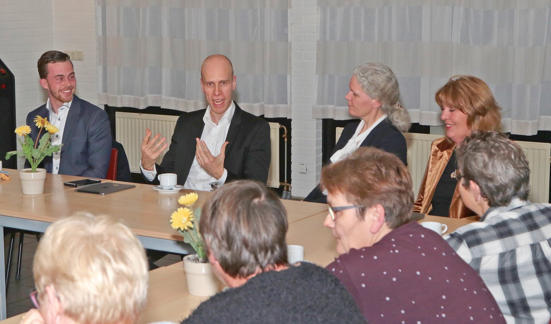 Tweede Kamerlid Daniël Koerhuis (VVD) in gesprek met bewoners van het Julianaplein, de woningstichting en de jongerenraad.