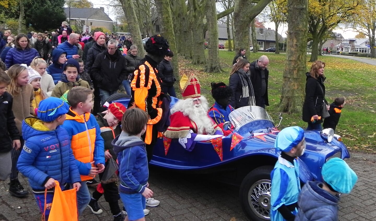 Sinterklaas reed met zijn Sintmobiel door heel Werkhoven, gevolgd door een grote schare kinderen en volwassenen.