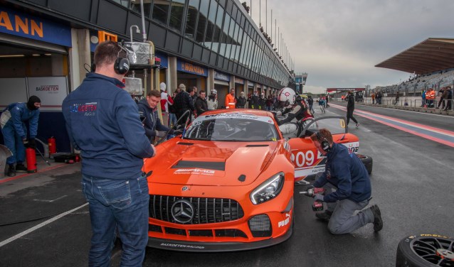 Bernhard van Oranje stapt in de (hoe kan het ook anders) feloranje Mercedes AMG.