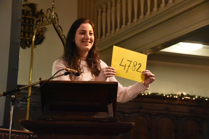 10 december 2018: een medewerkster van Amnesty International maakt in de Lutherse Kerk het voorlopige resultaat van de schrijfactie in 2018 bekend.
