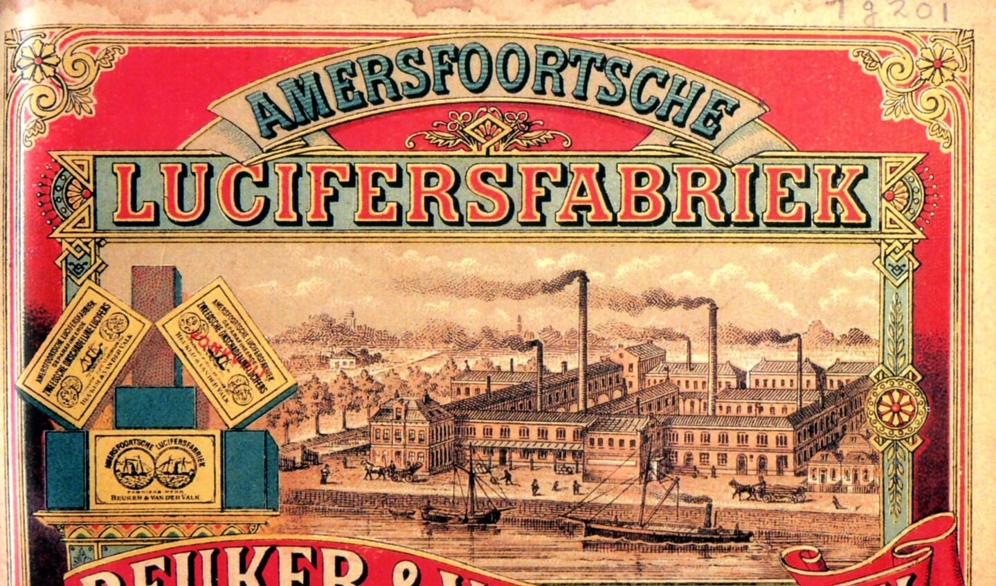 1885 Op het Paketiket van Stoomluciferfabriek Beuker & van der Valk ( later Warner Jenkinson) wordt een enorm fabriekscomplex afgebeeld met vele schoorstenen