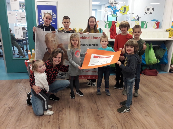 Daniëlle van Stichting Hartekind neemt cheque in ontvangst