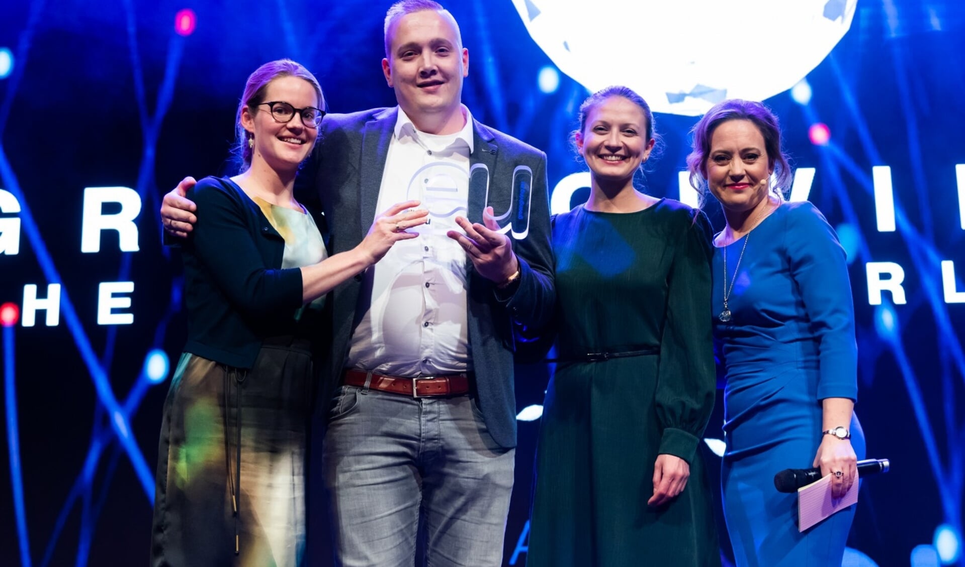 Job en Jojanneke van Greengiving nemen de eerste prijs in ontvangst op het .EU Web Awards Gala.