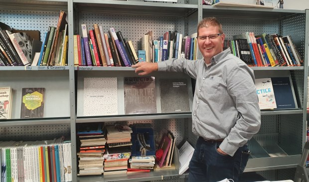 Maarten draagt graag kennis over en veel kennis staat in boeken. De boekenhoek bij Nimeto is een favoriete plek voor hem.