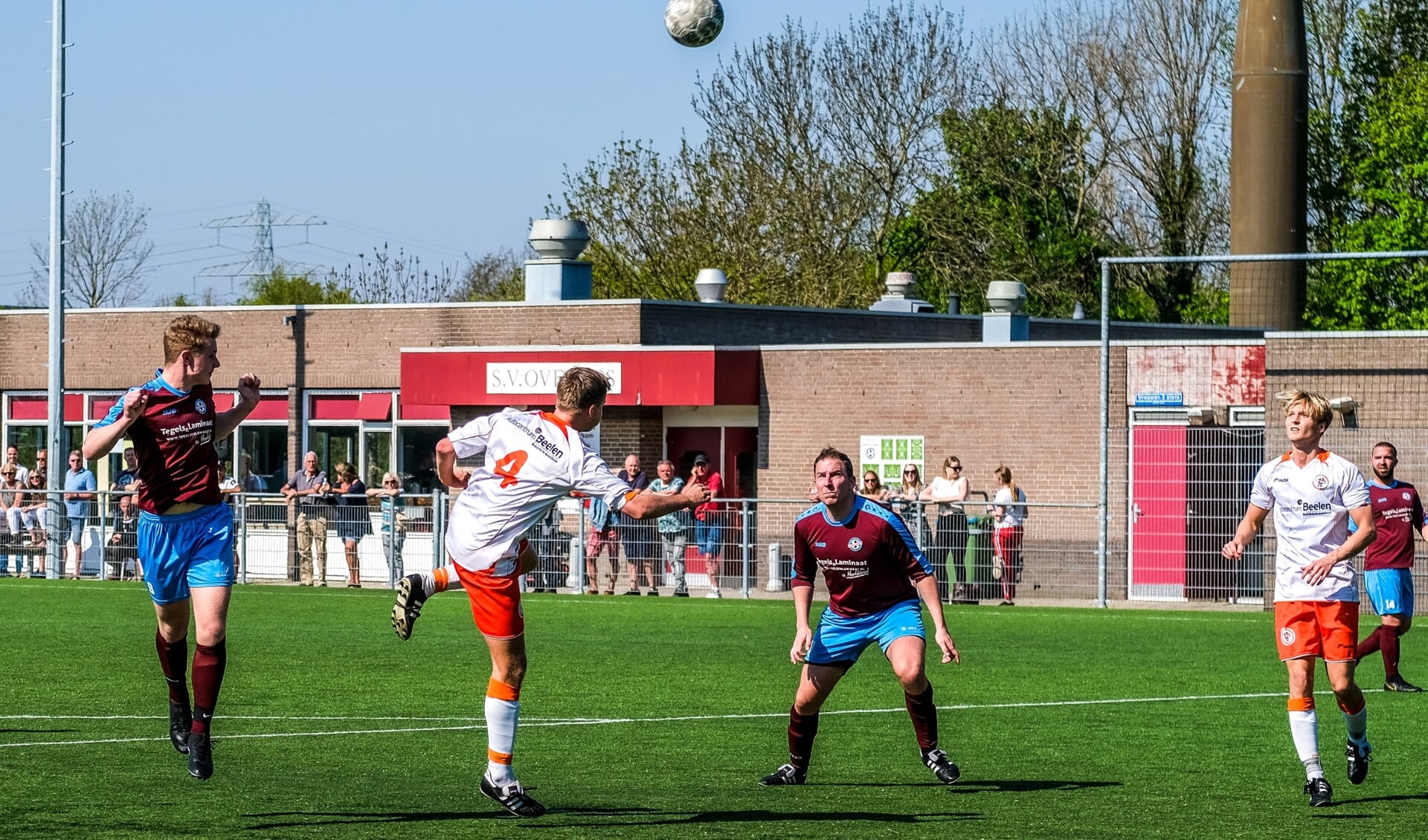 Een beeld uit Overbos - Kagia. Volgens burgemeester Schuurmans is niet gebleken dat er bij voetbalclubs in Haarlemmermeer sprake is van ondermijnende criminaliteit. 