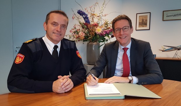 Burgemeester Tjapko Poppens en Tijs van Lieshout, commandant Brandweer Amsterdam-Amstelland ondertekenen de Dienstverleningsovereenkomst Gemeentelijke Bluswatervoorzieningen.