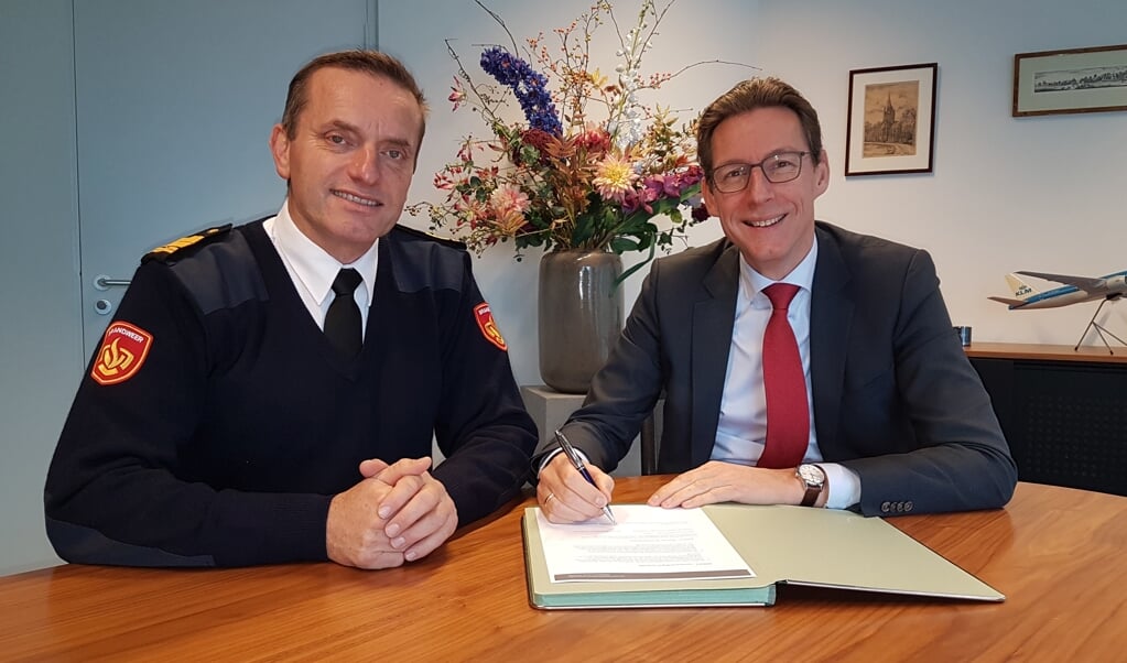 Burgemeester Tjapko Poppens en Tijs van Lieshout, commandant Brandweer Amsterdam-Amstelland ondertekenen de Dienstverleningsovereenkomst Gemeentelijke Bluswatervoorzieningen.  