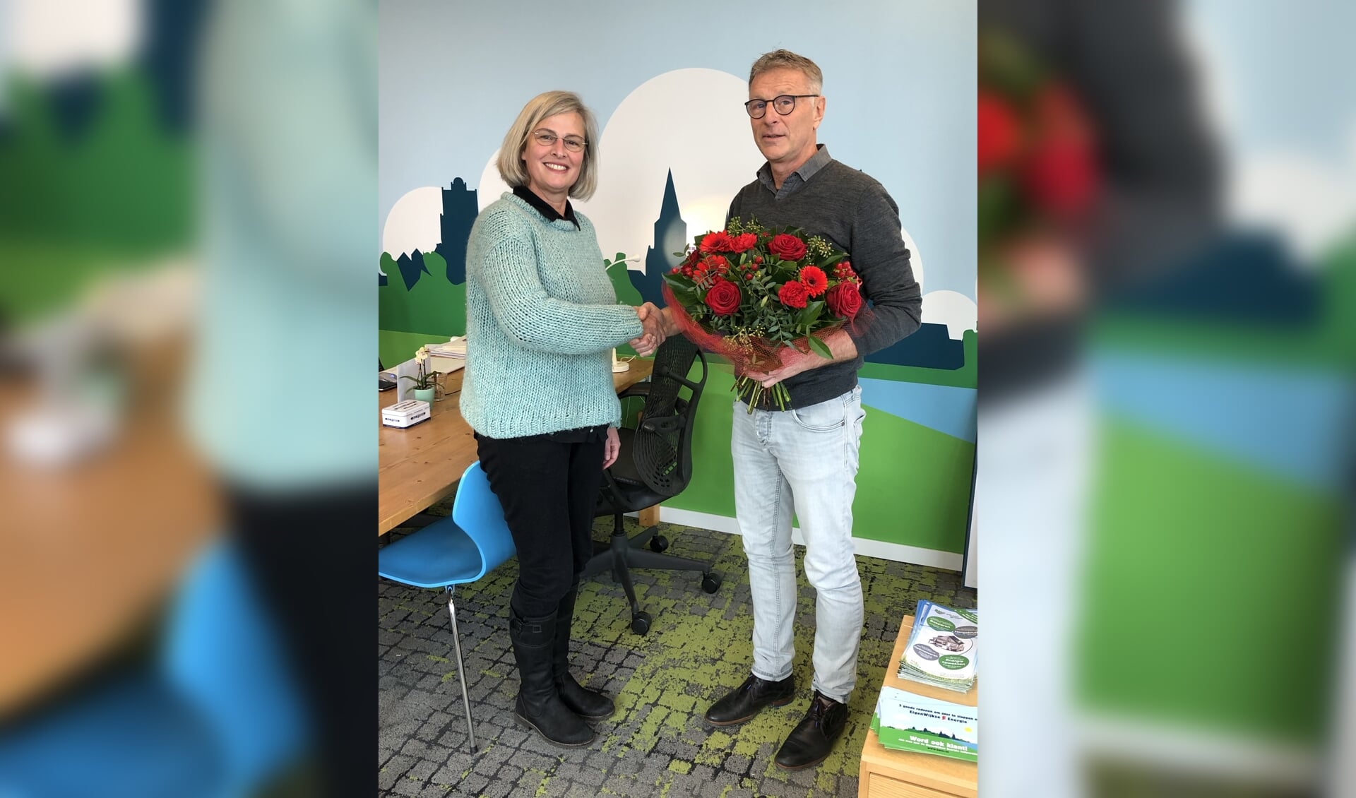 250ste klant Hans Meijer krijgt bloemen van Sarida (EWEC)