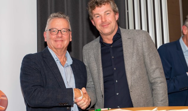 Roelf Polman (r), directievoorzitter Rabobank Merwestroom, en Cees Boer drukken de hand voor nog eens drie jaar samenwerking.
