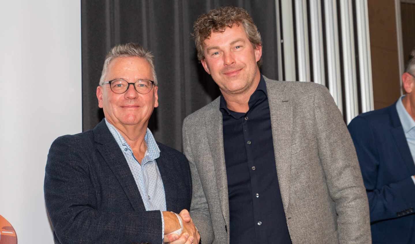 Roelf Polman (r), directievoorzitter Rabobank Merwestroom, en Cees Boer drukken de hand voor nog eens drie jaar samenwerking. 