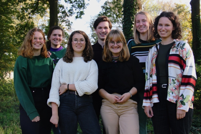 Op de foto staat het bestuur van Fridays For Future Amersfoort, v.l.n.r: Sofie, Emma, Linde, Hugo, Elise, Rachel en Sarah.