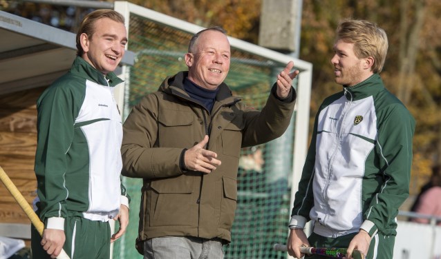 Olivier Meijer en Floris Rep krijgen de laatste instructies van Bartel Berkhout.
