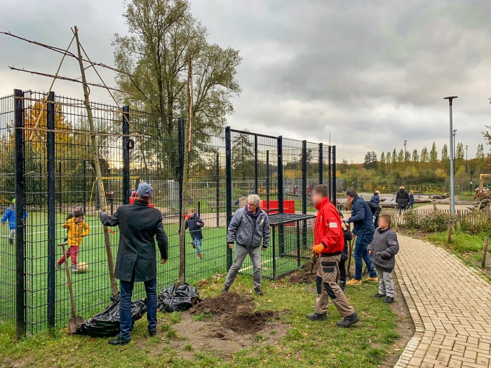 Samen met de leerlingen van Beekdal planten Kiwanisleden de bomen