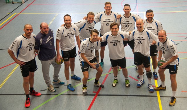 De 'oude mannen' van BDC zijn weer gaan handballen en wonnen meteen hun eerste wedstrijd. Ruim: 41-13.