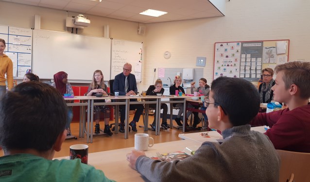 Burgemeester Harry de Vries deed mee aan het Schoolontbijt in de Dorpsbeuk.