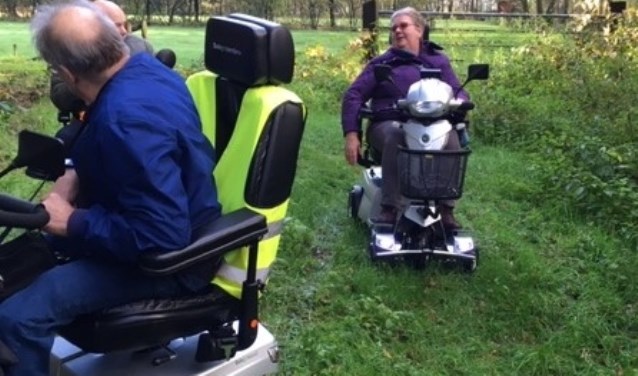 Johan Eggink en Wilma Peterse zoeken met plezier de grenzen op tijdens het testen van de scootmobielen.