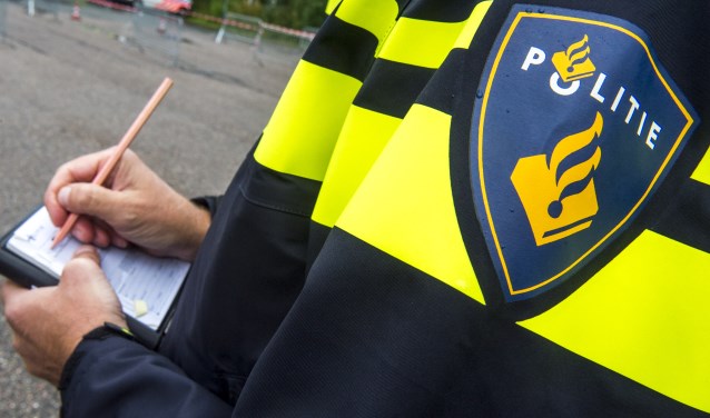 De politie deelt bekeuringen uit.