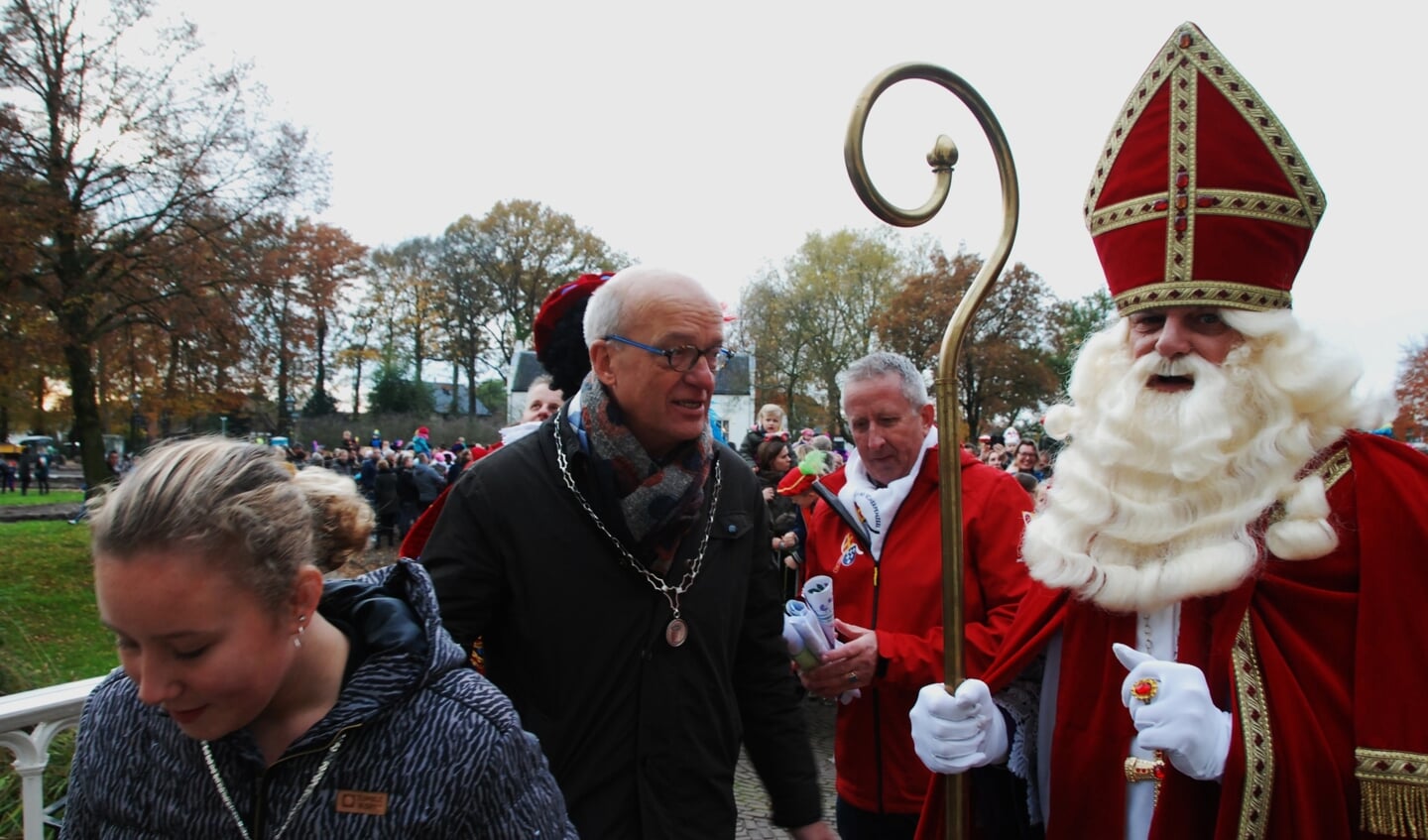 Burgemeester Harry de Vries en de kinderburgemeester verwelkomen de Sint.