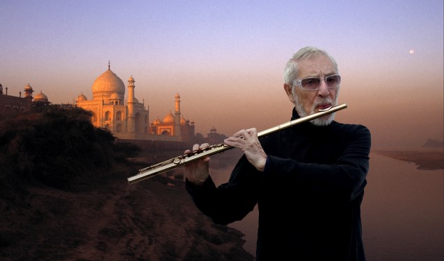 Chris Hinze in India. Het publiek kan mee op die reis, ook in Theater Idea, op 15 november.