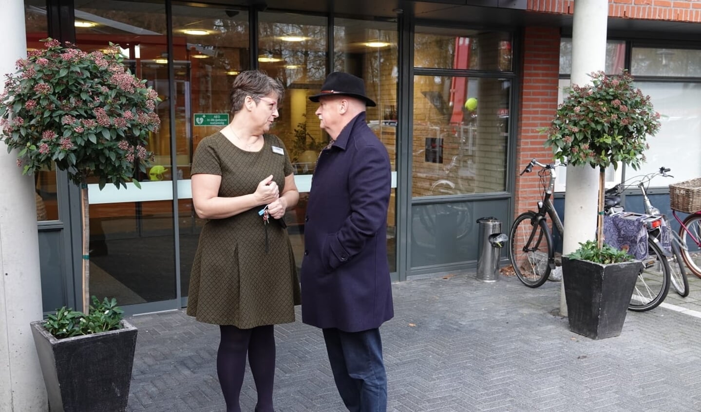 Eunice van Zomeren, directrice van Neboplus, spreekt met burgemeester Asje van Dijk. 