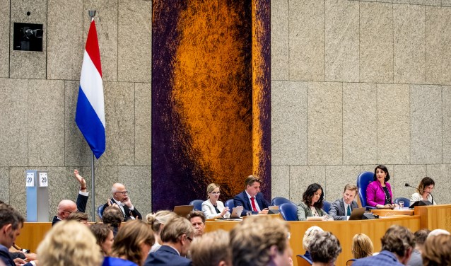 Net als in de Tweede Kamer krijgt ook het gemeentehuis in Hoofddorp op een prominente plek een Nederlandse vlag.