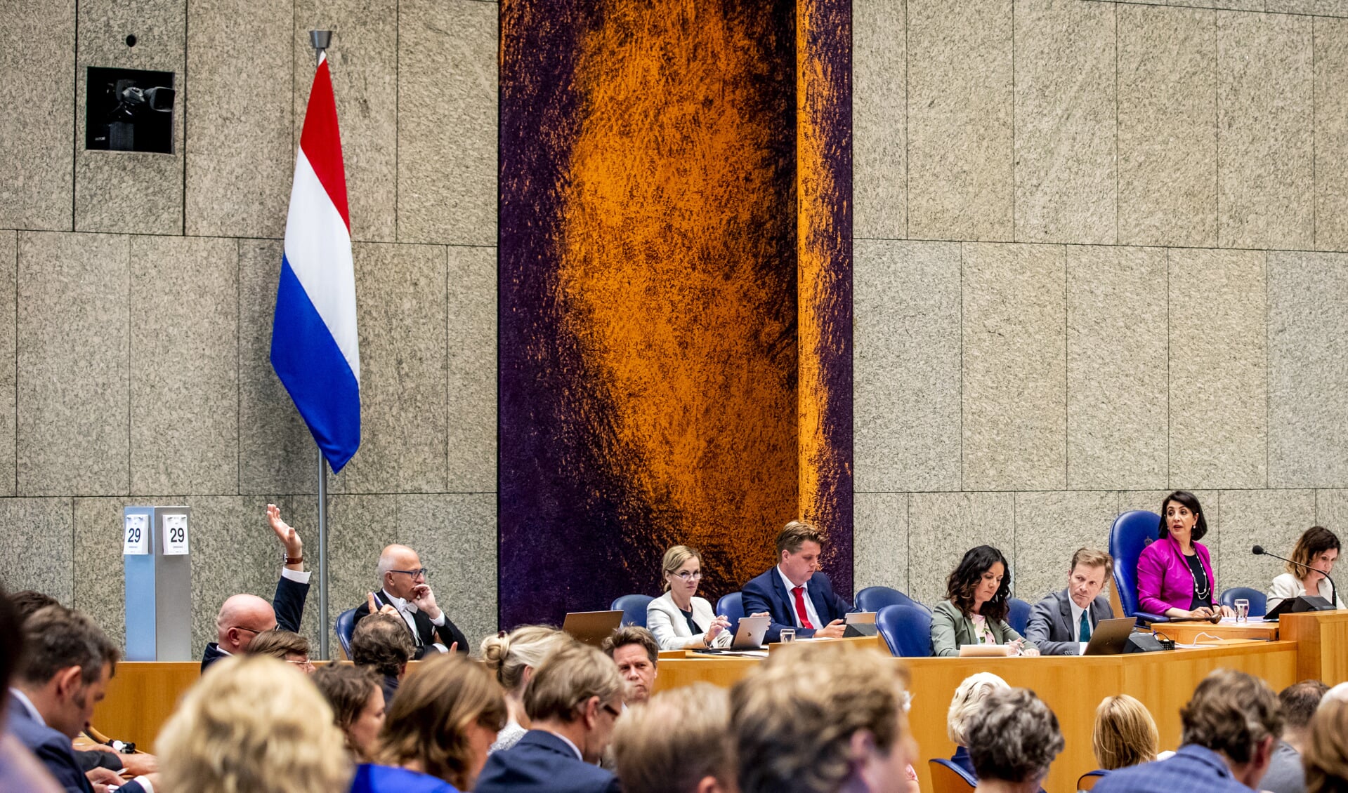 Net als in de Tweede Kamer krijgt ook het gemeentehuis in Hoofddorp op een prominente plek een Nederlandse vlag.  