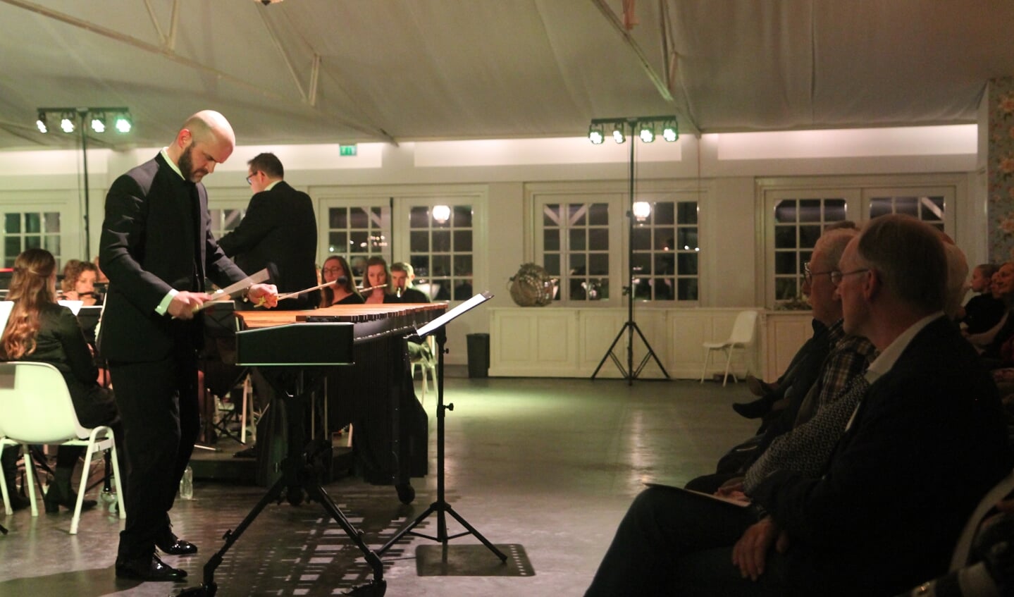 Michiel op de marimba, Kelvin voor het orkest en rechts op de foto oud-dirigent Cor Pronk