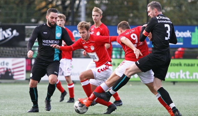 Thijs Klopper (midden) maakt een actie, terwijl ploeggenoot Mauro Aalders een tegenstander afschermt.