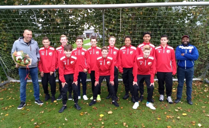 JO15-3 poseert samen met sponsor de heer van den Berg in hun nieuwe trainingspakken
