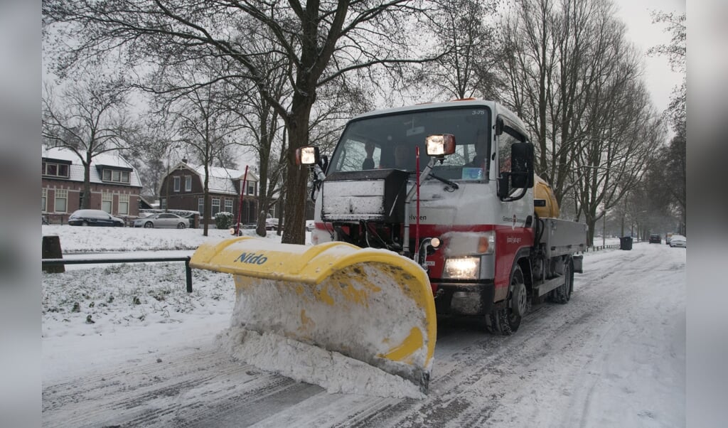 Strooiwagen met schuif in actie tijdens een vorige winterperiode.