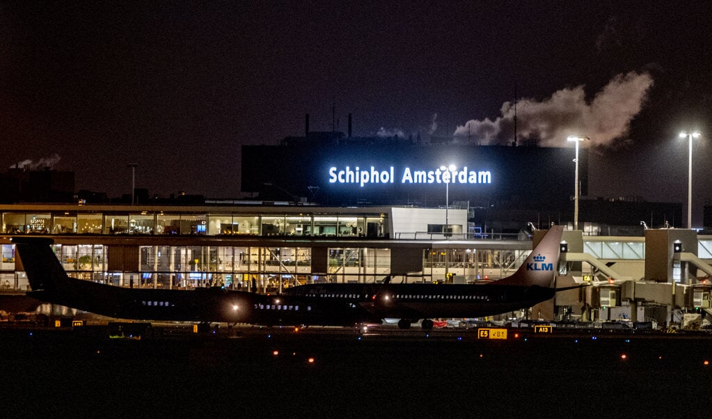 Marechaussee onderzoekt verdachte situatie op Schiphol 