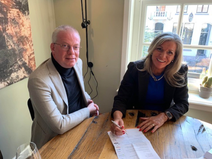 Voorzitter Harry Hamstra Cup, Nadja Renkema, ondertekent de hoofdsponsorovereenkomst met Gijsbert-Jan van de Pol van Bouwbedrijf Schoonderbeek.