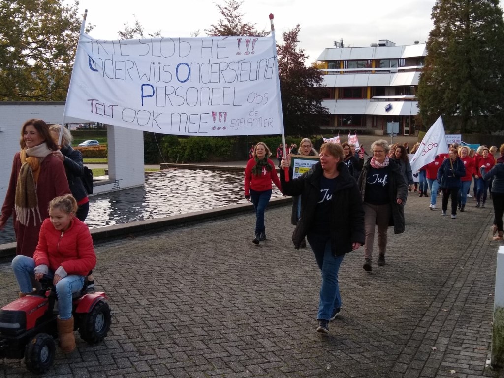 Leerkrachten wisselen het schoolbord en krijt in voor spandoeken en stiften.