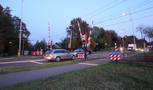De spoorwegovergang op de van Zuilenstraat.