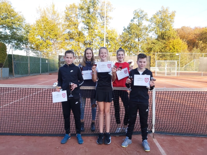 Jordy, Blom, Imme, Celine en Noud, de tennistalenten van het kampioensteam