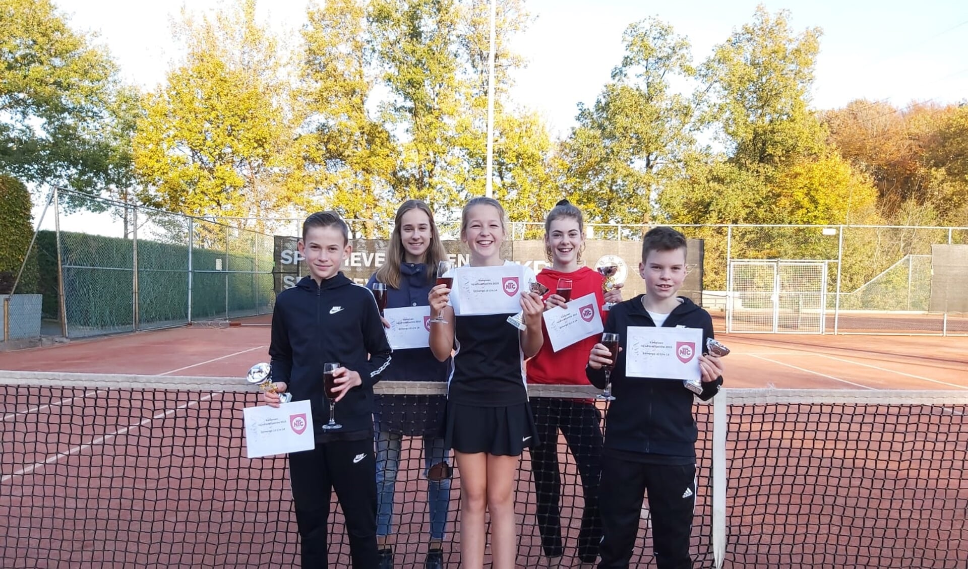 Jordy, Blom, Imme, Celine en Noud, de tennistalenten van het kampioensteam