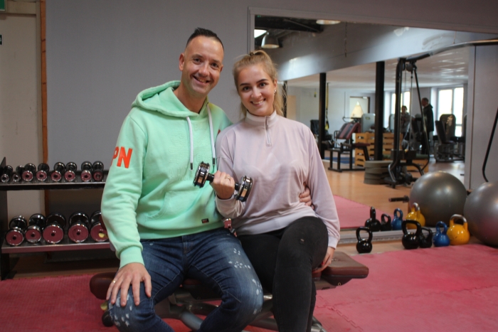 Jeroen Visser en Danique van Zoomeren in de sportschool in Halfweg