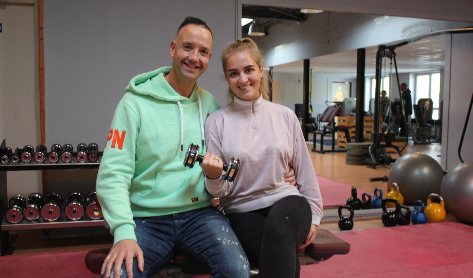 Jeroen Visser en Danique van Zoomeren in de sportschool in Halfweg