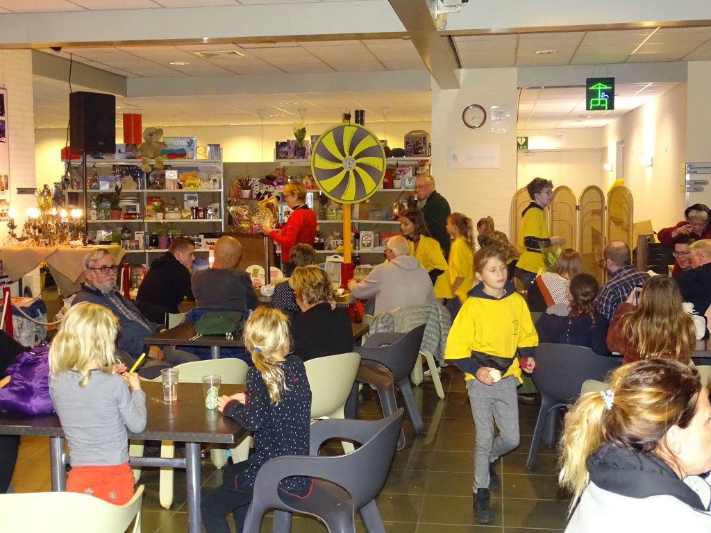 Enthousiaste kinderen brengen de prijsjes rond van het Rad van Avontuur