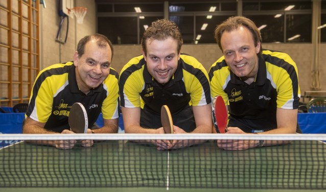 Blijdschap bij Hans van Gool, Axel Diemers en René de Gier. SHOT 1 werd kampioen en gaat dus weer naar de hoofdklasse.