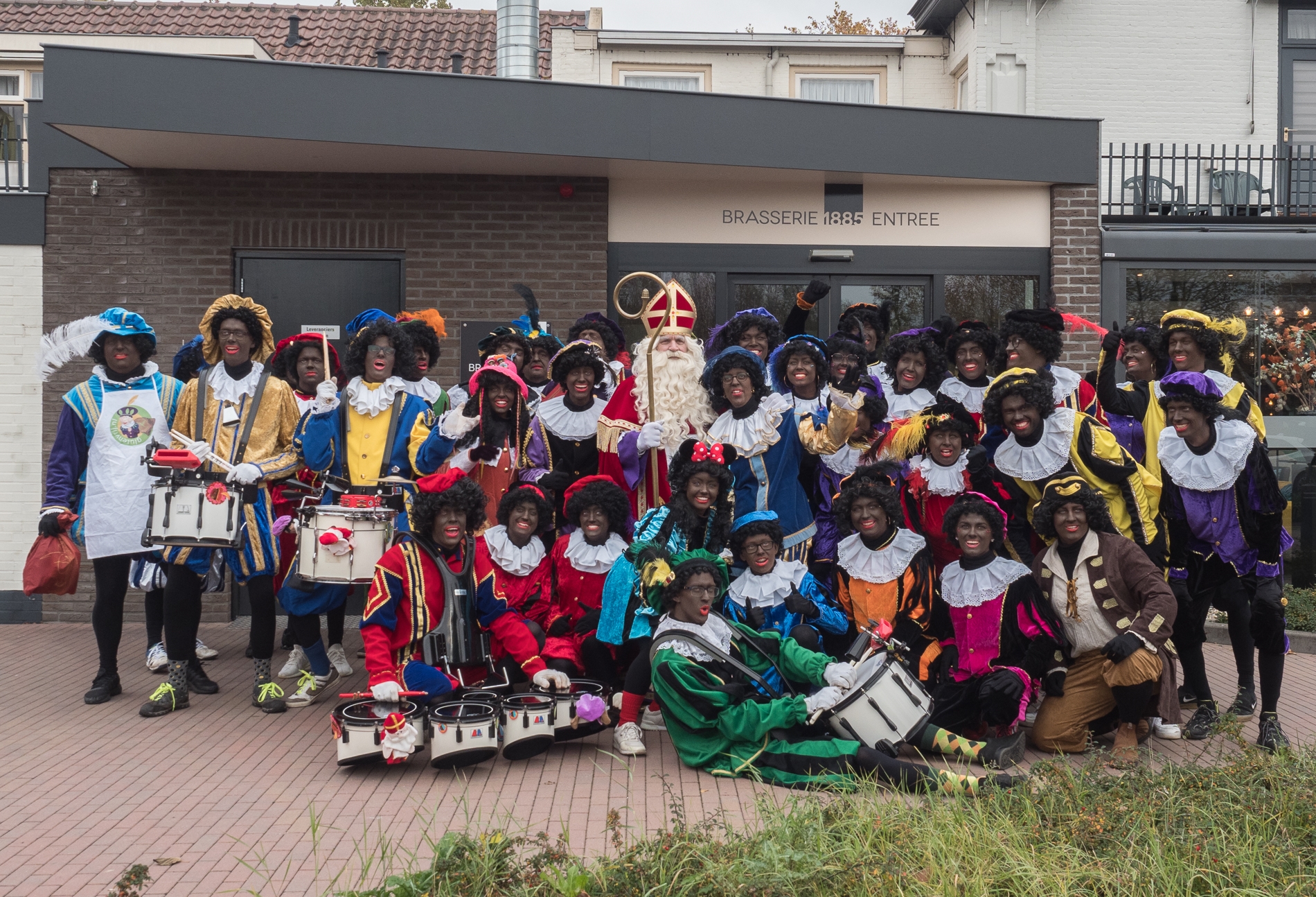 De Sint en alle pieten bij schimmel