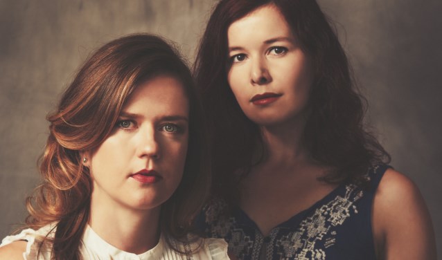 Maya Fridman (l) en Helena Basilova.