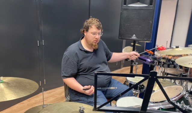 Arthur Gijzen voelt zich thuis achter een drumstel.