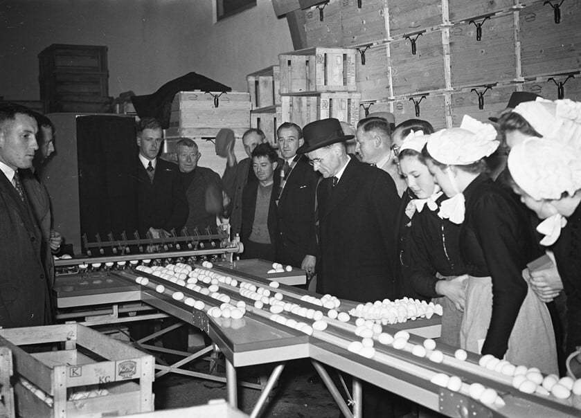 Moba-grondlegger Job Mosterd (midden achter) in november 1946 bij zijn eerste volledig geautomatiseerde eiersorteermachine. In 1947 startte hij met zijn bedrijf Mosterd Barneveld, afgekort Moba.